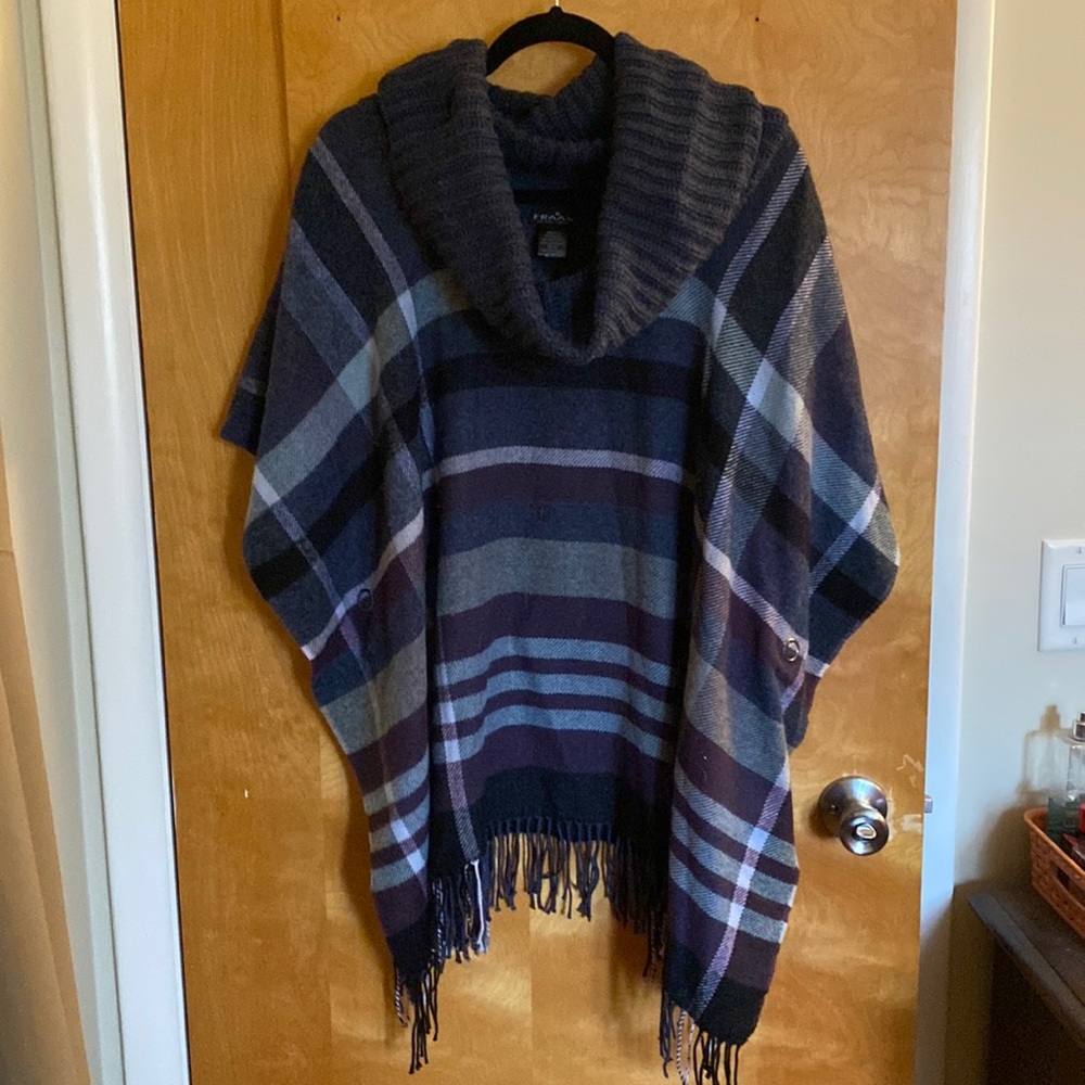 FRAAS Scarf/Poncho Top navy and purple fringe